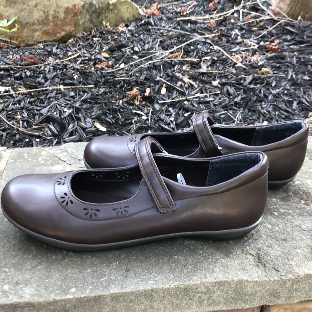 Girls brown Mary Jane shoes from The Children’s Place. Size 4. NWT. - Picture 2 of 8